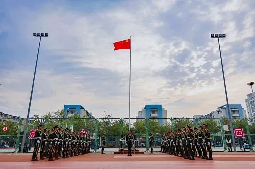 学校举办庆祝中华人民共和国成立73周年升旗仪式暨 “爱国强军我担当、青春献礼二十大”主题教育活动启动仪式