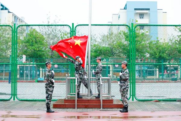 学校举行庆祝中华人民共和国成立71周年升国旗仪式